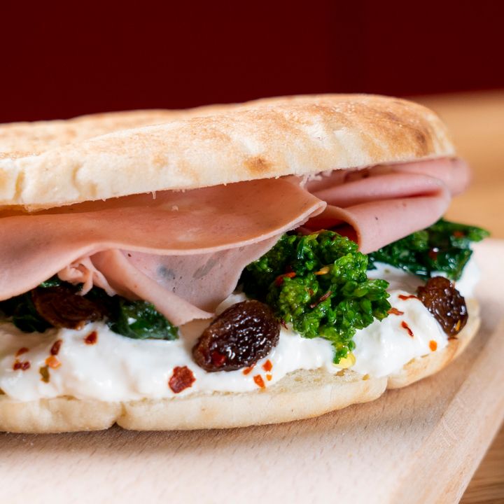 Puccia alla salentina con stracciatella, mortadella e cime di rapa