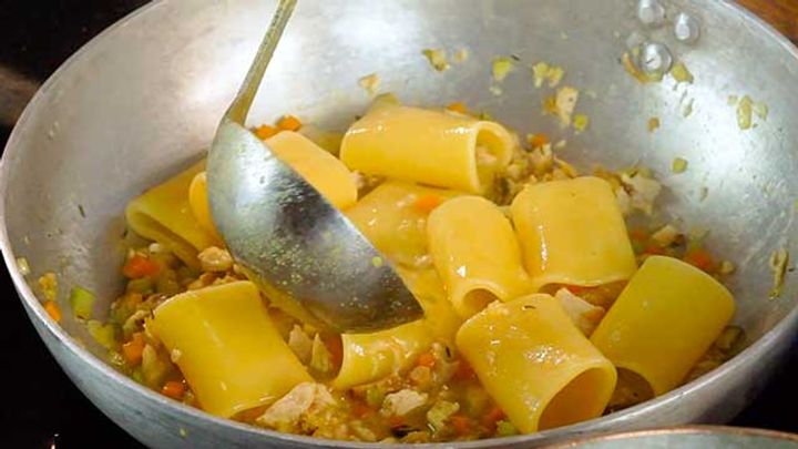 Paccheri al ragù di coniglio | Ricetta Chef in Camicia