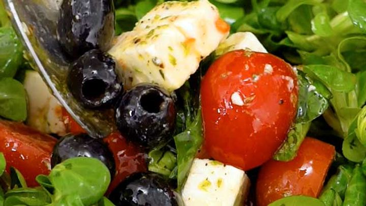 Uova in camicia con insalata di pomodorini: la ricetta di chef