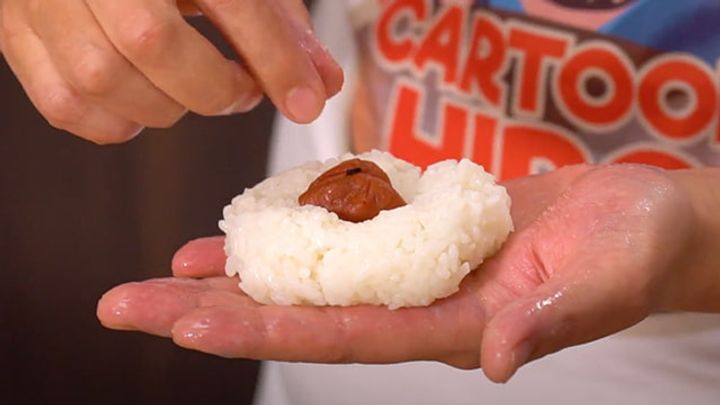 Ingredienti: (Per 6 onigiri) 🍚 1 parte di riso (280 g) 💦 1 parte e 1