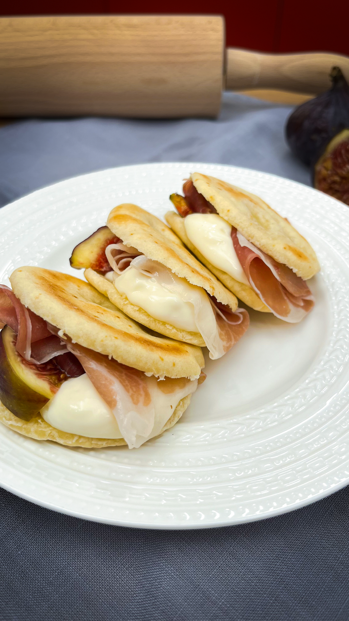 Focaccine in padella con crescenza, fichi e prosciutto crudo e