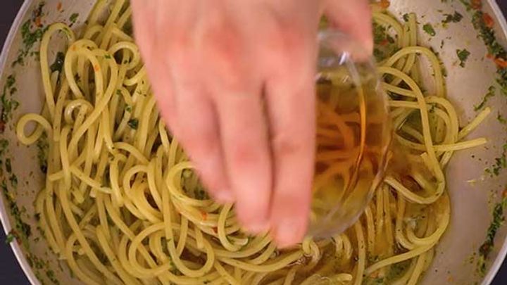 Spaghetti aglio, olio e “garum” | Ricetta Chef in Camicia