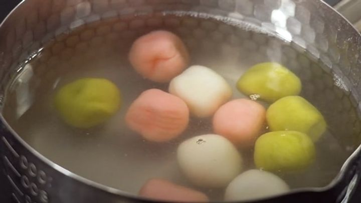 I Dango colorati e gustosi, sono i dolci giapponesi da servire allo spiedo.  - Alpensushi