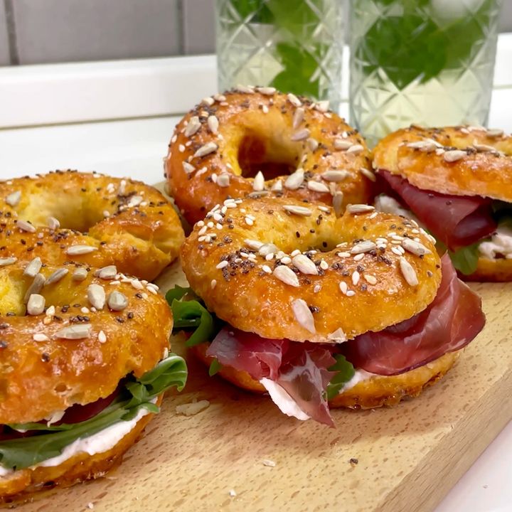 Bagel con crema di ricotta al limone, bresaola e rucola, con cocktail