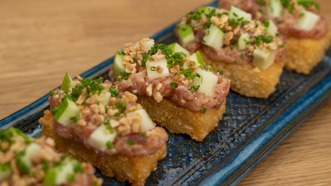 Crispy rice con tartare di tonno, mandorle tostate e mela Granny Smith