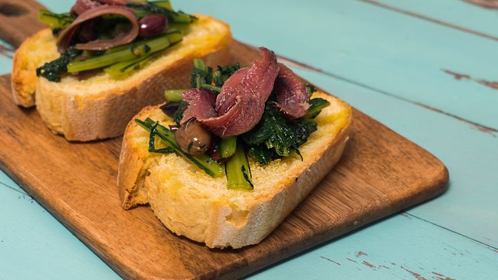 Crostone con cicoria, filetti di acciughe e olive taggiasche