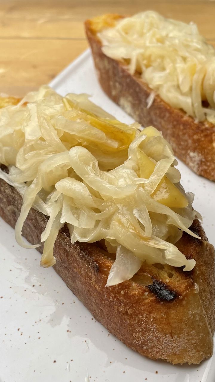 Crostone Di Pane Con Cipolle E Bucce Di Mele Caramellate Ricetta Chef In Camicia